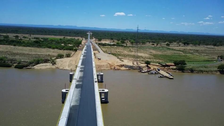 Quase concluída, ponte entre Barra e Xique-Xique recebe asfaltamento