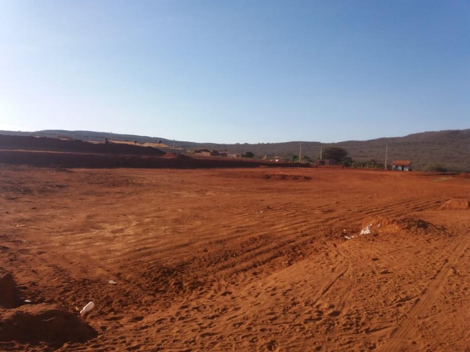 Atraso na realização da terraplanagem paralisa obra do estádio de Gentio do Ouro