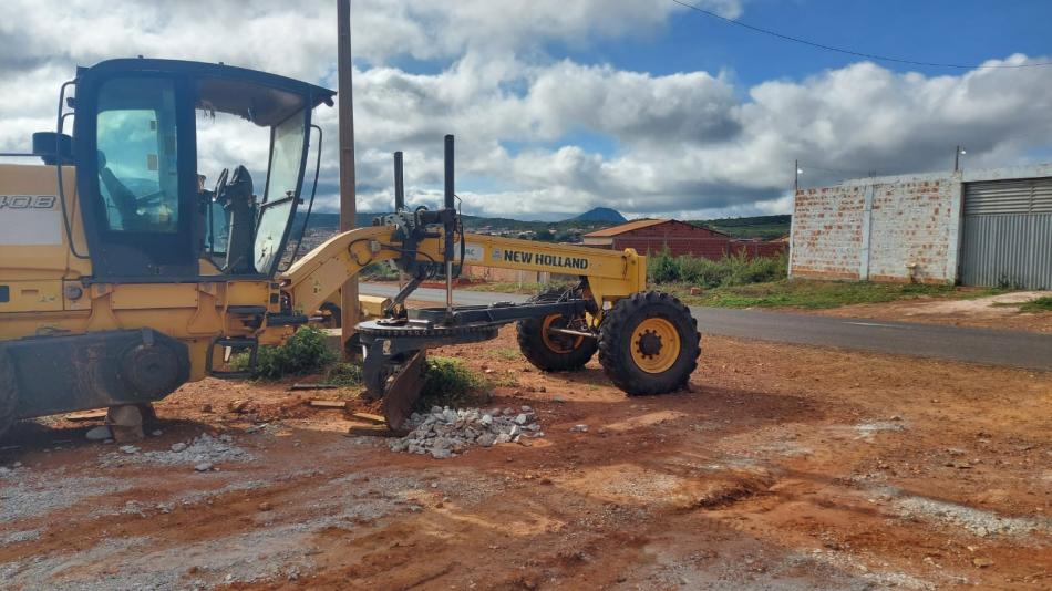 Gentio do Ouro: Enquanto moradores fazem mutirão para consertar estrada, máquina da prefeitura está parada em frente a oficina