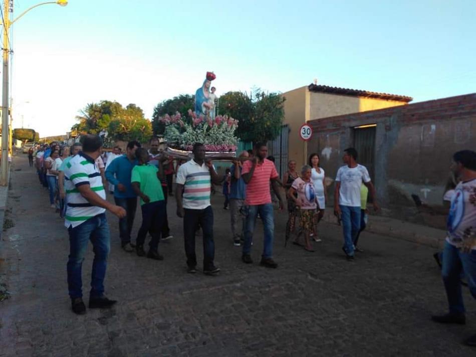 Fiéis participam de procissão e missa em homenagem a Nossa Senhora do Rosário, padroeira de Gentio do Ouro