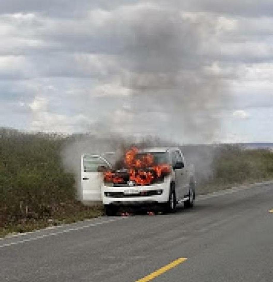 Carro da Câmara Municipal da Barra pega fogo na estrada entre Barra à Xique-Xique; veja o vídeo