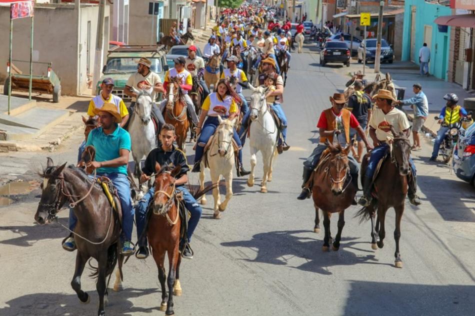 Cavalgada e missa do vaqueiro ‘abrem festejos juninos’ em Irecê