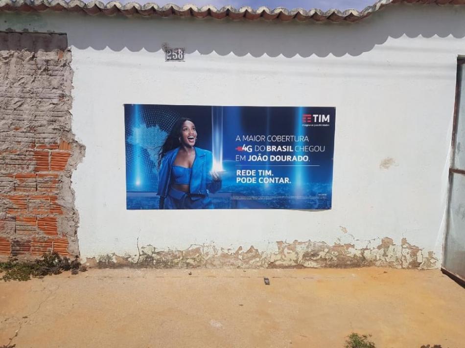 TIM adota outdoor social como mídia para apoiar comunidade de João Dourado