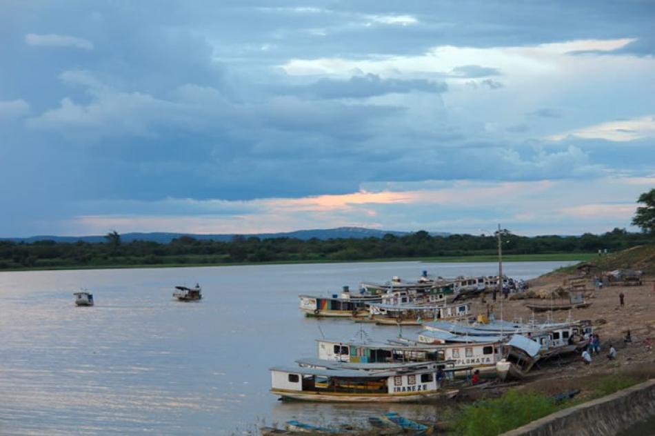 Xique-Xique: Comoção marca sepultamento das vítimas do naufrágio no rio São Francisco