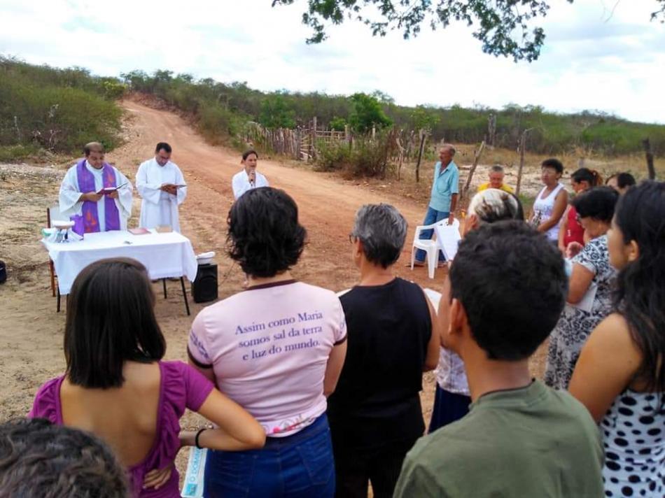 Missa de Finados reúne dezenas de fiéis no cemitério em Pituba de Gentio do Ouro