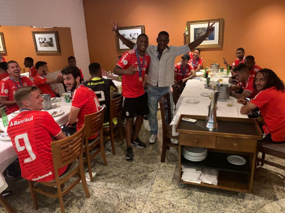 Inter festeja título do Brasileirão Sub-20 em churrascaria na capital paulista