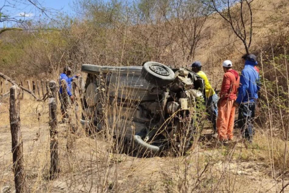 Barra: Mulher morre e homem fica ferido após carro cair de ribanceira