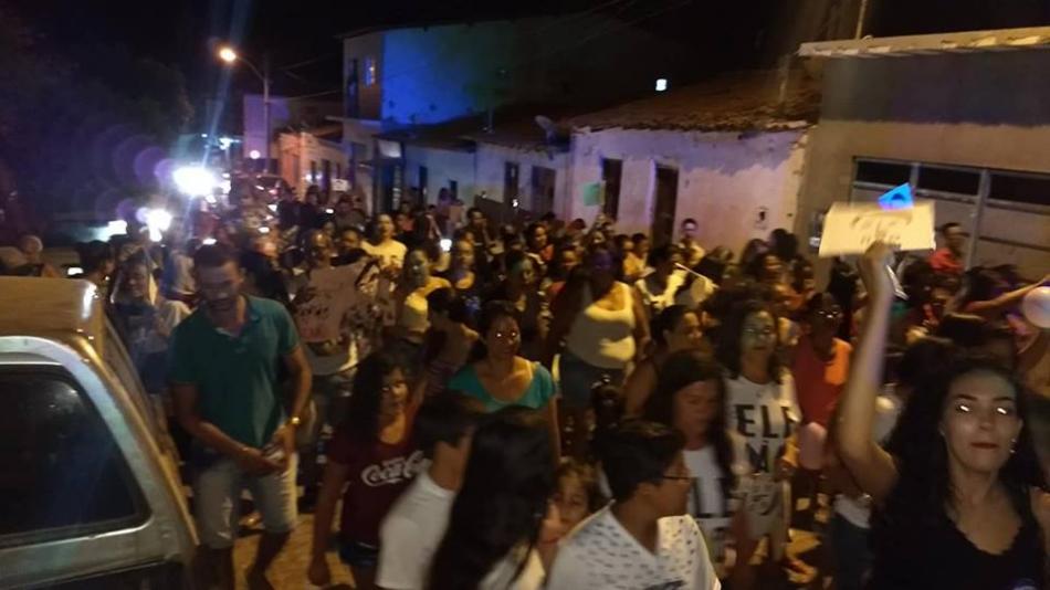 Manifestantes fazem passeata contra Bolsonaro em Gentio do Ouro