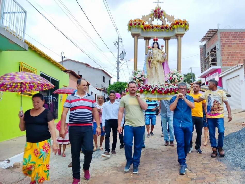 Gentio do Ouro: Fiéis enfrentam chuva para acompanhar procissão de Nossa Senhora do Rosário 