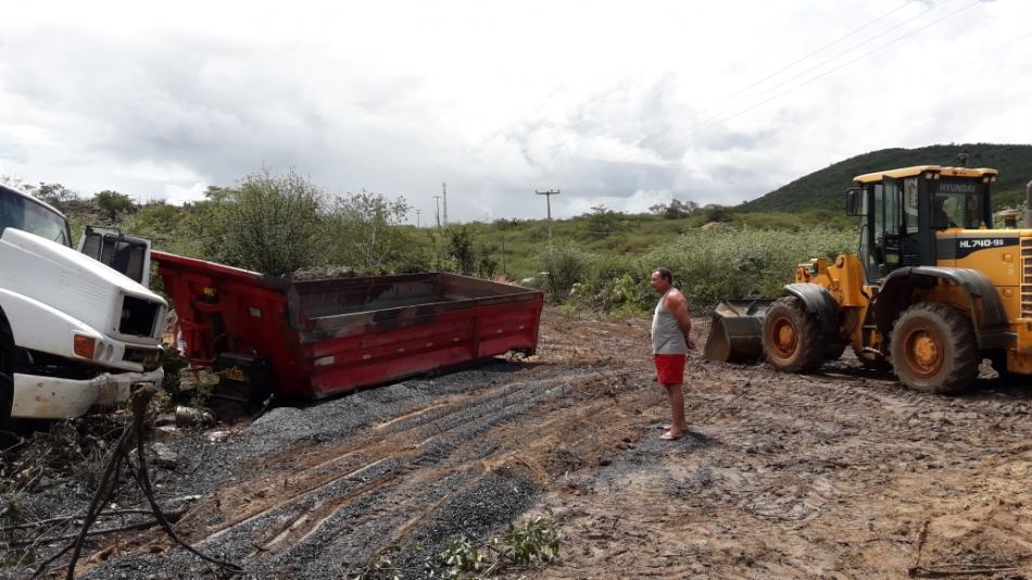 Caminhão que tombou na zona rural de Gentio do Ouro é removido