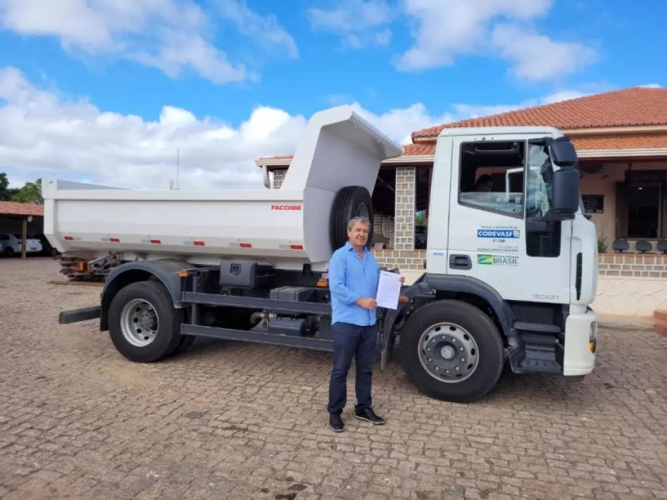 Gentio do Ouro: Prefeito Robério Cunha recebe uma nova caçamba na sede da Codevasf em Guanambi