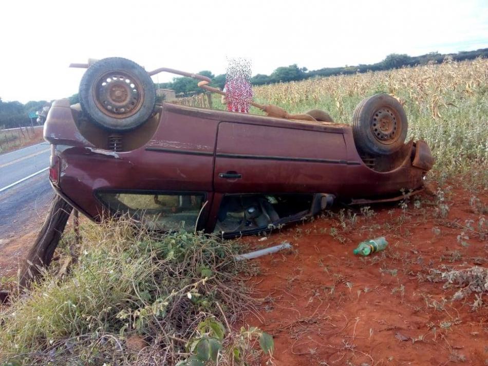 Ibipeba: Suspeitos roubam carro e veículo capota durante fuga