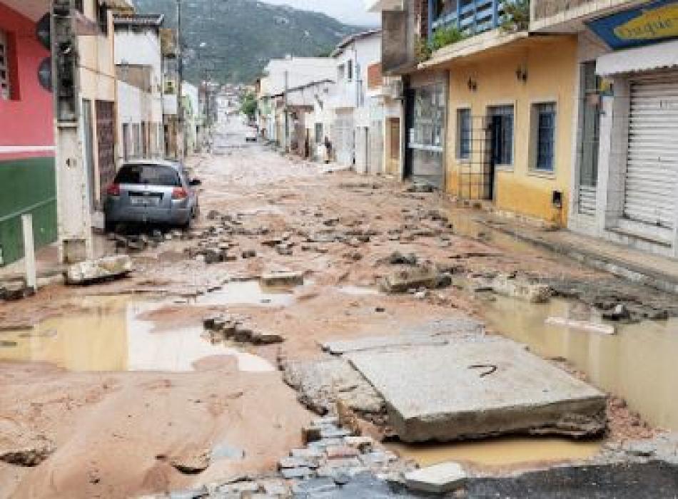 Chuva causa alagamentos em ruas de Jacobina; parte de uma casa desabou