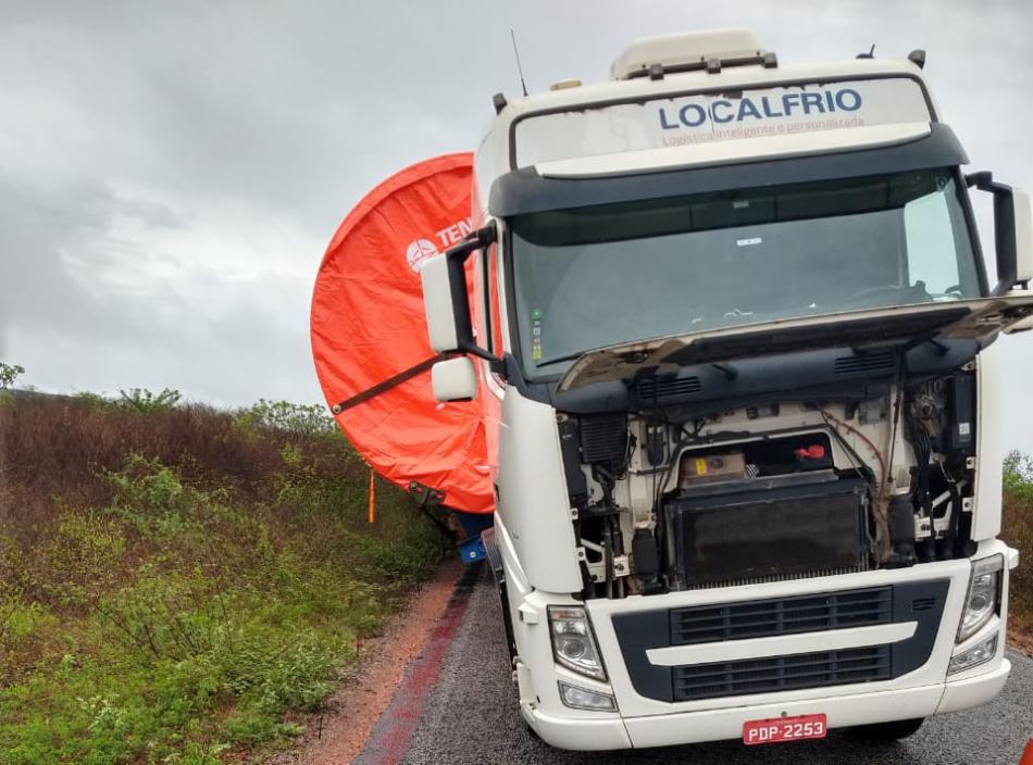 Carreta transportando equipamento de torres eólicas quase tomba entre Ourolândia e Umburanas