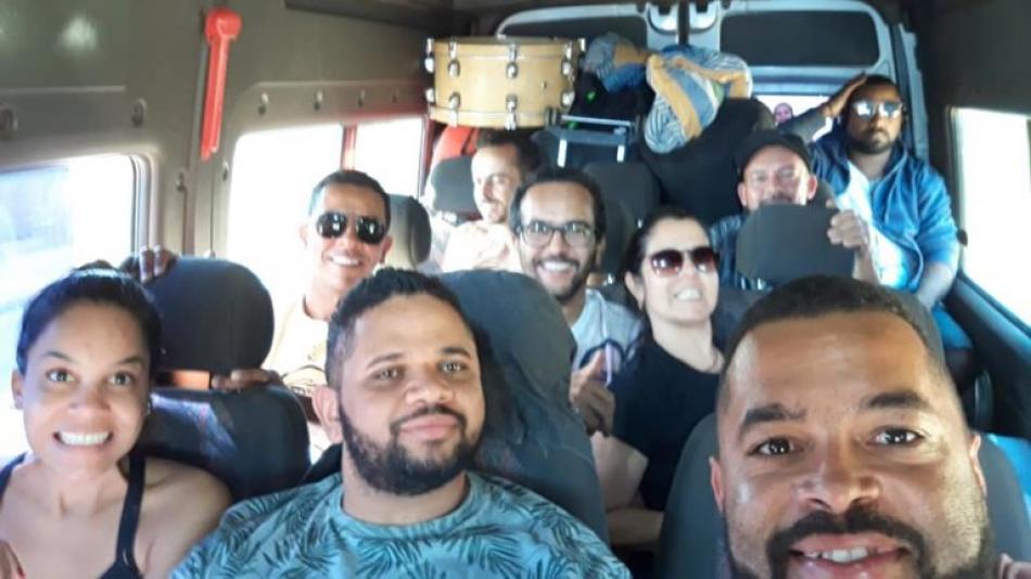 Princípio de incêndio em Van de cantor ireceense assusta banda, em rodovia