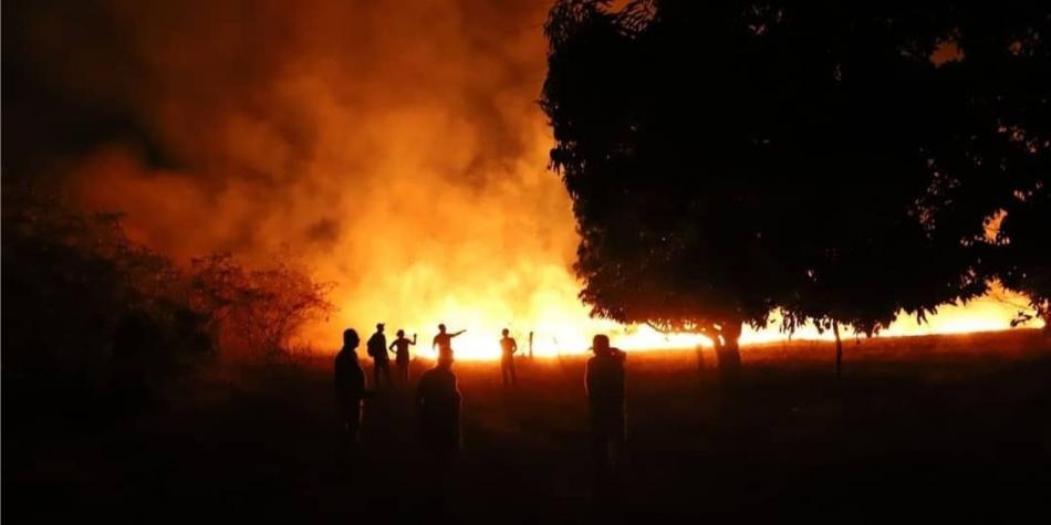 Enquanto o fogo queima a serra de Uibaí, o debate político esquenta