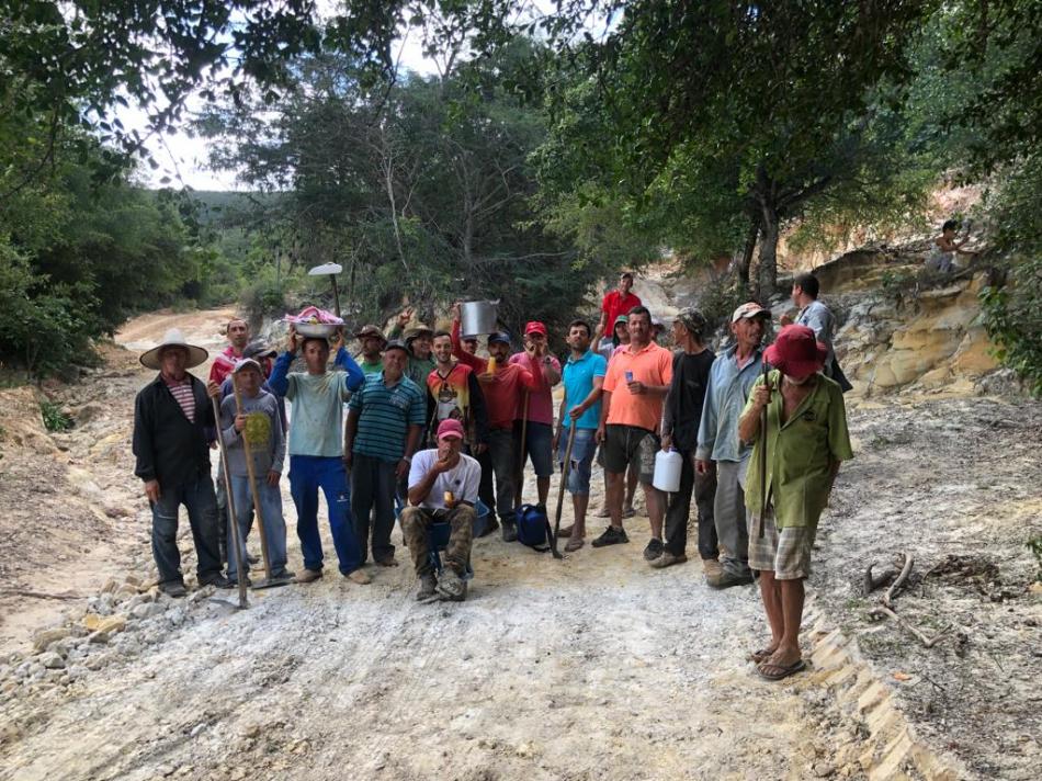 Gentio do Ouro: Cansados de esperar pela Prefeitura, moradores fazem mutirão para recuperação de estrada