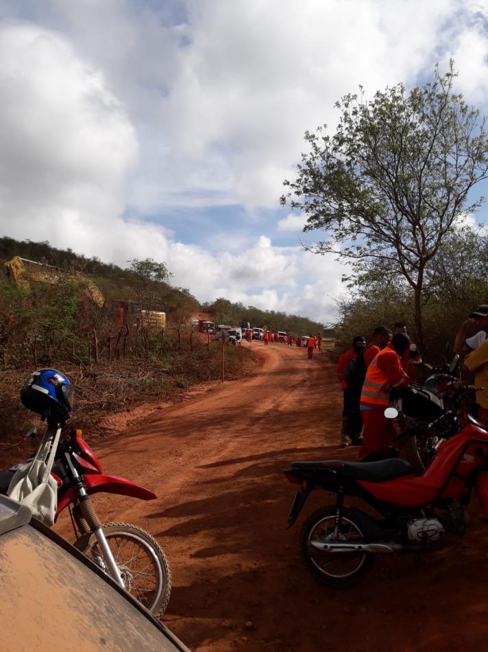 Gentio do Ouro: Moradores da zona rural protestam e impedem passagem de veículos da empresa Cortez para cobrar melhorias em estrada