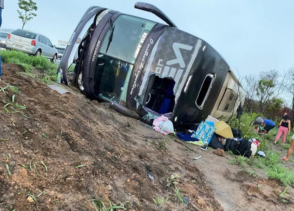 Ônibus de Kevi Jonny capota no oeste da Bahia