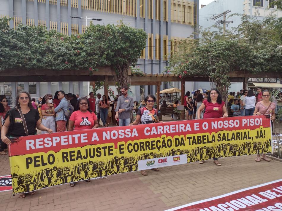 Em Irecê, professores de Gentio do Ouro voltam a manifestar pelo pagamento do piso salarial