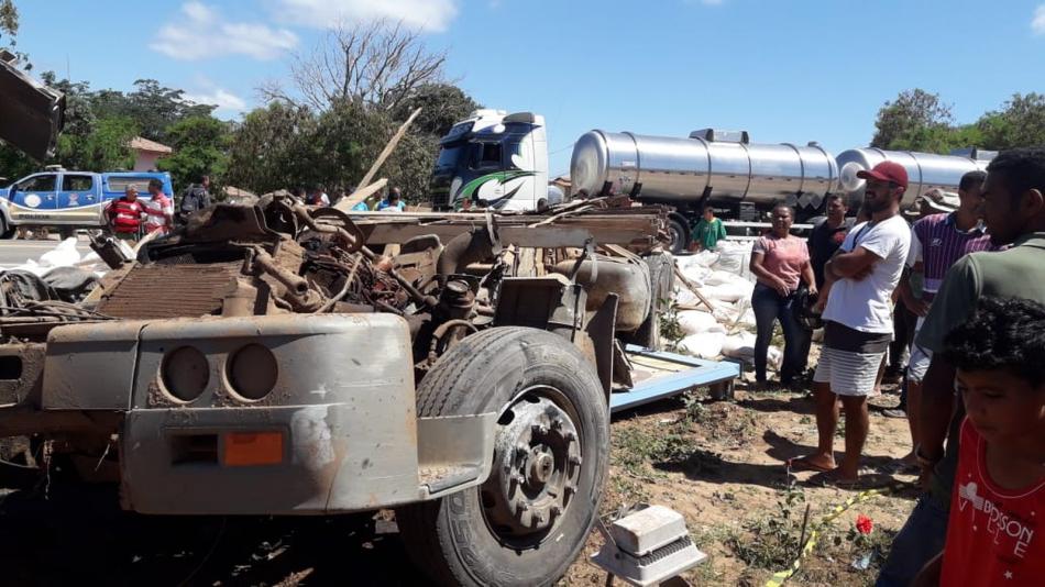 Tragédia em Seabra-BA: 6 mortos e 23 feridos em batida entre carreta e micro-ônibus