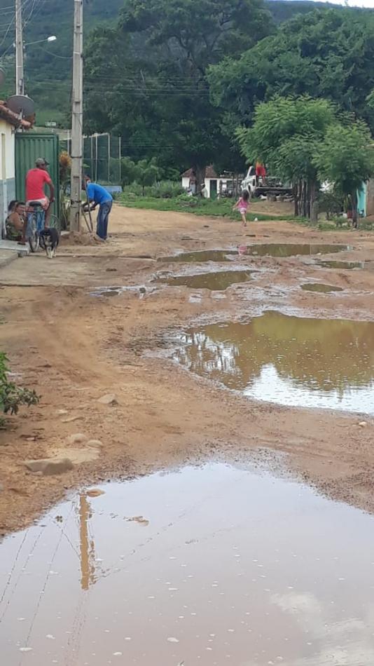 Pituba de Gentio do Ouro: Após chuvas, água fica empoçada em rua e gera transtornos aos moradores