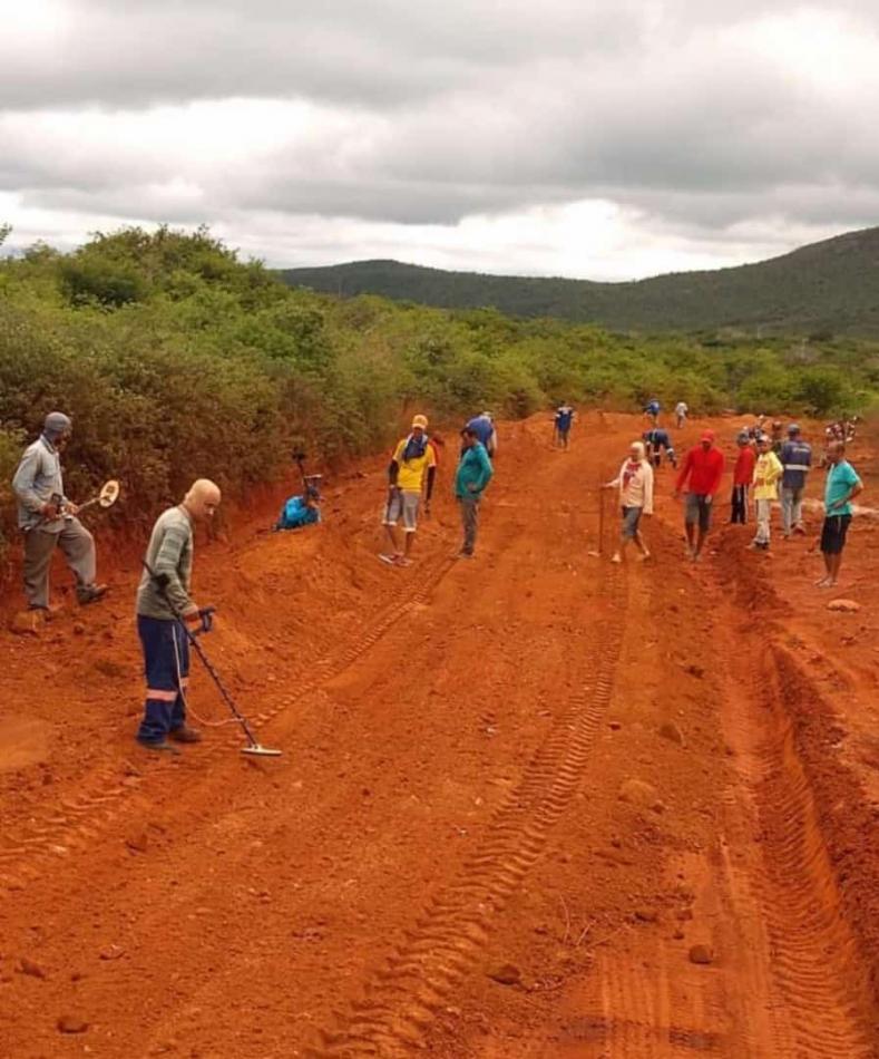 Gentio do Ouro: Garimpeiros encontram pepitas de ouro durante reparo em estrada vicinal 